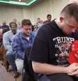 Apoiadores de Trump abaixam a cabeça em oração em evento de campanha em Iowa, nos EUA  Foto: Getty Images / BBC News Brasil