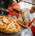 Pizzaiolo trabalha em Nápoles, na Itália  Foto: ANSA / Ansa - Brasil