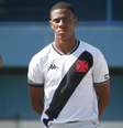A imagem mostra o capitão do Vasco sub-20, Lucas Eduardo, jovem negro, com uniforme e em campo.  Foto: Alma Preta