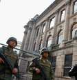 Soldados e policiais montam guarda após onda de violência em todo o país
10/01/2024
REUTERS/Karen Toro  Foto: Reuters