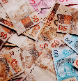 Diversas notas de cinquenta, cem e dez reais.  Foto: Alma Preta