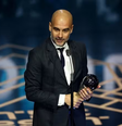Pep Guardiola com o Fifa The Best   Foto: Andrew Boyers / Reuters
