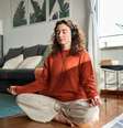 Meditação pode ajudar a encontrar uma dinâmica diária mais equilibrada e focada  Foto: insta_photos / Adobe Stock