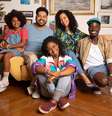 Imagem mostra os atores Duda Oliveira, Robson Nunes, Carol Roberto, Micheli Machado e Júlio Silvério, sentados em um sofá, caracterizados para o filme "Família de Sorte".  Foto: Alma Preta