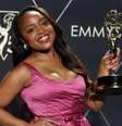 A imagem mostra a atriz Quinta Bruson segurando a estatueta do Emmy, que venceu na categoria melhor atriz de comédia.  Foto: Alma Preta