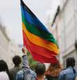 A nova lei bane quaisquer matérias que retratem de maneira positiva o estilo de vida LGBTQIA+ em livros, filmes, comerciais e conteúdo online  Foto: iStock/jacoblund