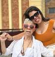 Ana e Enila em foto recente: sempre que pode, filha leva a mãe para passear  Foto: Arquivo pessoal / BBC News Brasil