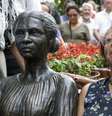 A imagem mostra a estátua de Enedina Alves ao lado de sua sobrinha, uma senhora negra. A foto foi tirada no dia da inauguração da escultura.  Foto: Alma Preta