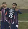  Foto: Reprodução / ESPN - Legenda: Omobamidele mostra a camisa com o número 8. O estreante fez um gol na vitória do Nottingham e homenageou o companheiro Konaté, que perdeu o seu pai nesta quarta-feira / Jogada10