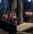 A mulher foi filmada colidindo contra outros quatro veículos enquanto tentava mover o ônibus  Foto: Reprodução/X