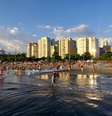 A forte onda de calor tem levado turistas e santistas a ocupar todas as praias de Santos, no litoral sul paulista, em foto desta terça-feira, 16 de janeiro de 2024.  Foto: LUIGI BONGIOVANNI/THENEWS2/ESTADÃO CONTEÚDO