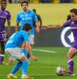  Foto:   Fayez Nureldine via Getty Images - Legenda: Bonaventura (ventro) tenta levar a Fiorentina ao ataque contra o Napoli -  / Jogada10