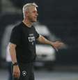  Foto: Vitor Silva/Botafogo - Legenda: Tiago Nunes viu triunfo de estreia como parte da pré-temporada / Jogada10