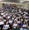 Os estudantes da Escola Estadual Albanízia de Oliveira Lima posam para a foto com suas notas na redação do Enem 2023  Foto: Arquivo Pessoal/Reprodução / Guia do Estudante