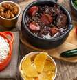 Feijoada é o prato que mais combina com o Carnaval no Brasil  Foto: YES BRASIL
