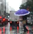 Brasil, São Paulo, SP, 02/02/2015. Pedestres caminham na Avenida Paulista em dia que a cidade de São Paulo tem chuva forte pela manhã  Foto: HÉLVIO ROMERO/ESTADÃO