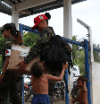 Imagem mostra militares chegando na Casa da Saúde Indígena (CASAI), em Roraima. Governo federal vai entregar 15 mil cestas básicas para os Yanomamis.  Foto: Alma Preta