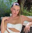 Isis Valverde mostra cintura fininha e abdômen sarado em fotos com vestido branco.  Foto: Instagram / Purepeople