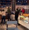 Funcionária invadiu cafeteria e trocou agressão com antigo chefe  Foto: Reprodução/X