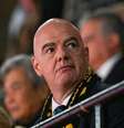 -  Foto:   SAEED KHAN/AFP via Getty Images - Legenda: Gianni Infantino demonstrou irritação e propôs punição imediata após casos de racismo / Jogada10