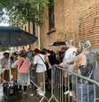 Foliões enfrentam chuva e horas de fila para acompanhar o 2º dia de ensaios do Acadêmicos do Baixo Augusta, em SP  Foto: Terra/Giullyana Aya