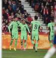 -   Foto: Jorge Guerrero/AFP  via Getty Images - Legenda: Carlos Neva (do Granada, à esquerda, de vermelho e branco) luta pela bola com o atleticano Morata / Jogada10