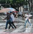 Pedestres enfrentam chuva forte na região central da cidade de São Paulo na tarde deste domingo, 21 de janeiro de 2024  Foto: BRUNO ESCOLASTICO/E.FOTOGRAFIA/ESTADÃO CONTEÚDO