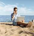 férias-brasileiros-não-se-desconectam-do-trabalho.jpg  Foto: Shopping King Louie / Adobe Stock