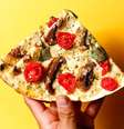 Pizza vegetariana de pesto com cogumelos  Foto: Borda&Lenha/Divulgação / Estadão