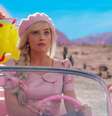 Margot Robbie (à direita) não foi indicada a Melhor Atriz, enquanto Ryan Gosling vai disputar Ator Coadjuvante no Oscar 2024  Foto: Warner Bros. Pictures/Divulgação / Estadão