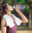 A hidratação é o cuidado principal para quem vai praticar exercícios, pois no calor há um risco maior de sofrer com desidratação  Foto: GP PIXSTOCK | Shutterstock / Portal EdiCase