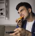 Aquela sobra de pizza que ficou na geladeira não é a melhor opção para a hora de dormir  Foto: iStock / Jairo Bouer