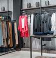 Saiba como comprar roupas sem gastar tanto  Foto: Shutterstock / Alto Astral