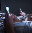 Manter o celular fora do quarto ajuda a ter uma boa noite de sono  Foto: Getty Images / BBC News Brasil