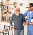 Em casa é importante redobrar os cuidados em relação a mobilidade de idosos  Foto: Dmytro Zinkevych | Shutterstock / Portal EdiCase