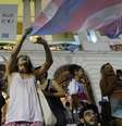A imagem mostra pessoas trans durante uma marcha por equidade no centro do Rio, em 2023.  Foto: Alma Preta