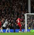  Foto: Adrian Dennis/AFP via Getty Images - Legenda: Luis Díaz (camisa 7, de vermelho, à esquerda) corre para celebrar o seu gol para o Liverpool contra o Fulham / Jogada10