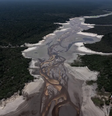 Estiagem na Amazônia secou o leito de rios por praticamente toda a região e afetou a vida de milhões de pessoas  Foto: EPA / BBC News Brasil