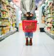 Você também fica em dúvida sobre o que é mais saudável quando vai ao supermercado?  Foto: iStock
