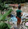 Morador do bairro Jorge Teixeira observa a destruição causada por um deslizamento de terra, em Manaus, em 13 de março de 2023.  Foto: Alma Preta