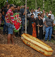 Ministra Sônia Guajajara acompanha o sepultamento da Pajé Maria de Fátima Muniz, no Sul da Bahia  Foto: Alma Preta