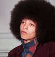 A imagem mostra a ativista afro-americana Angela Davis quando era jovem.  Foto: Alma Preta