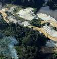 Área de garimpo ilegal ao lado de cabanas de yanomami, em foto de janeiro de 2024  Foto: DW / Deutsche Welle