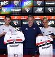  Foto: Divulgação/SPFC - Legenda: Ferreirinha é apresentado ao lado de Bobadilla / Jogada10