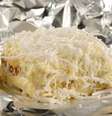Bolo de coco com abacaxi gelado e embrulhado da festa da Janaína Rueda  Foto: Mauro Holanda/Bar da Dona Onça