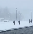 Em janeiro de 2022, uma forte tempestade de neve nos EUA provocou o fechamento de estradas, cancelamento de milhares de voos e interrupção de aulas e serviços.  Foto: reprodução CNN Brasil / Flipar