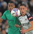 Foto: Alexander Isak (de verde) luta pela bola com  Lukic, do Fulham. O Newcastle ven ceu e avança às oitavas da Copa da Inglaterra  - / Jogada10