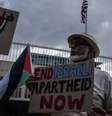 Ativista pró-palestina segura um cartaz com os dizeres "fim do apartheid israelense já", em protesto contra as suas operações militares em Gaza, em 26 de janeiro de 2024.  Foto: Alma Preta