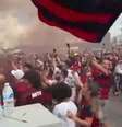  Foto: Reproduçao de vídeo redes sociais Flamengo - Legenda: Flamengo se apresenta rodeado de torcedores em Orlando / Jogada10