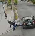 Veículo preto se aproxima da moto e atropela dupla que praticava assalto em SP.  Foto: Reprodução/Câmera de segurança
